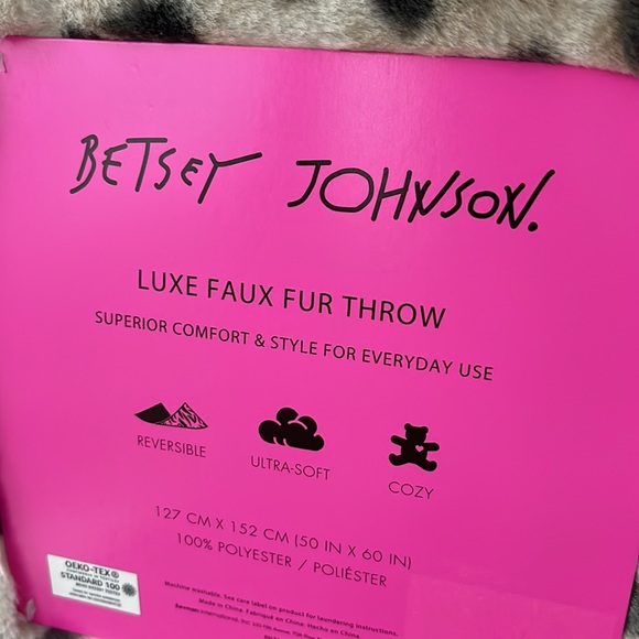 🆕💋BETSEY JOHNSON💋LUXE FAUX FUR THROW/BLANKET - Picture 7 of 9